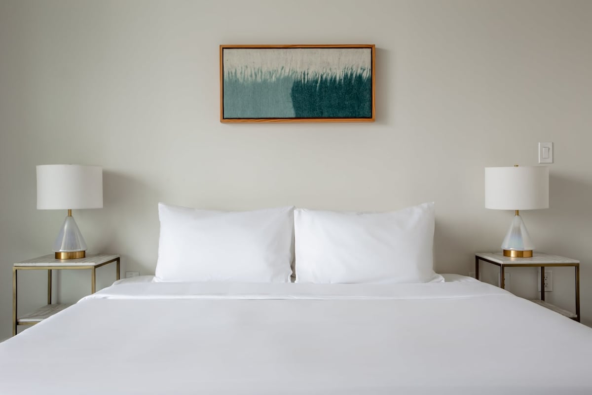 Kasa | Renovated Kitchen, Pool Access | 2nd Street