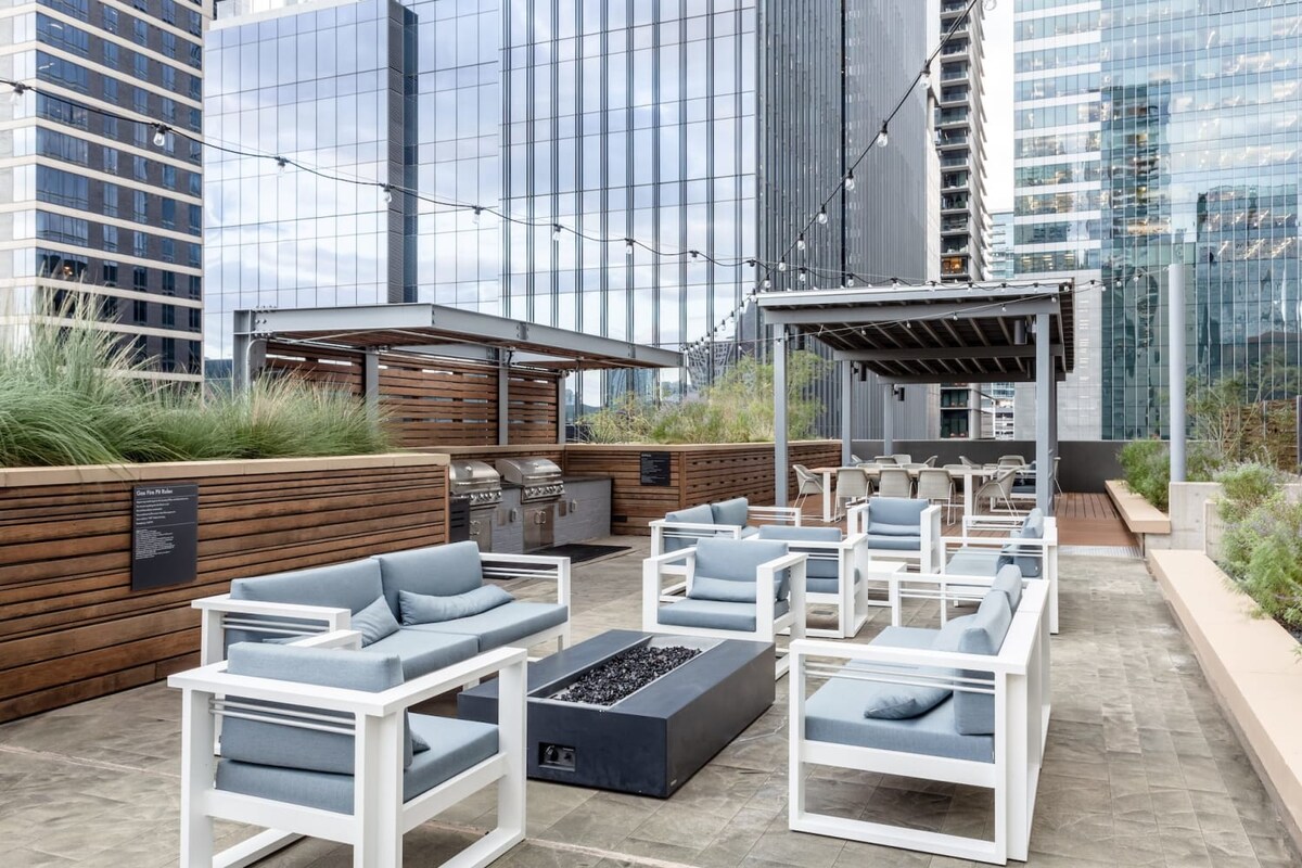 Kasa | Renovated Kitchen, Pool Access | 2nd Street