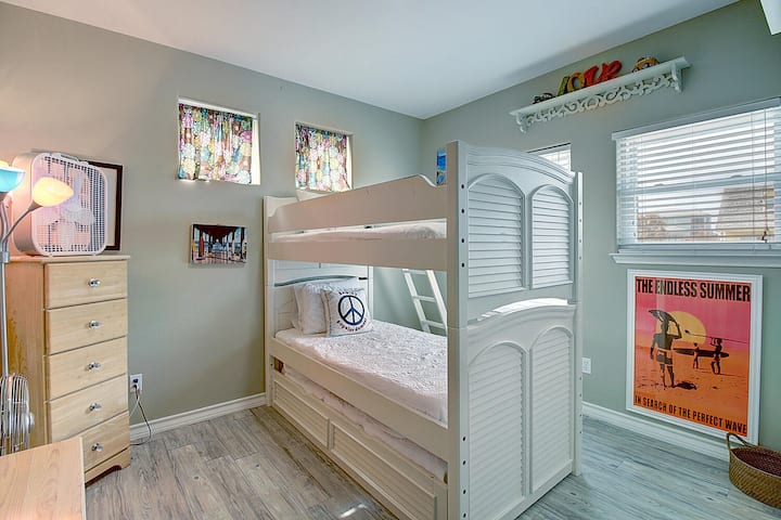 Соба на спрат. Спална соба бр. 4 - „Соба на спрат“ - со двокреветна соба и двокреветна соба.
