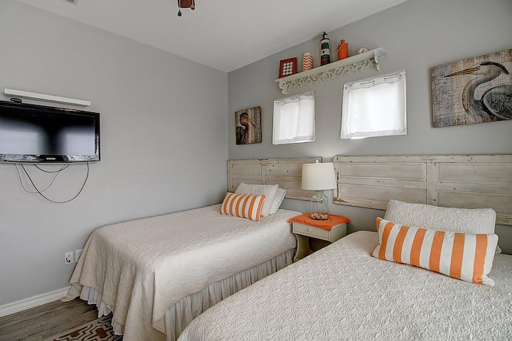 спална соба бр. 3. Спална соба бр. 3 нуди шарм на морскиот живот и има 2 брачни кревета 