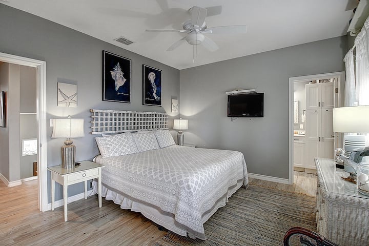 Спална соба бр. 1. Примарен брачен апартман бр. 1 со крајбрежна шик уметност