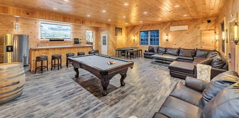 6 Bedrooms + Hot Tub + Game Room + Movie Theater