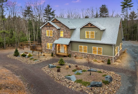 6 Bedrooms + Hot Tub  + Game Room + Movie Theater