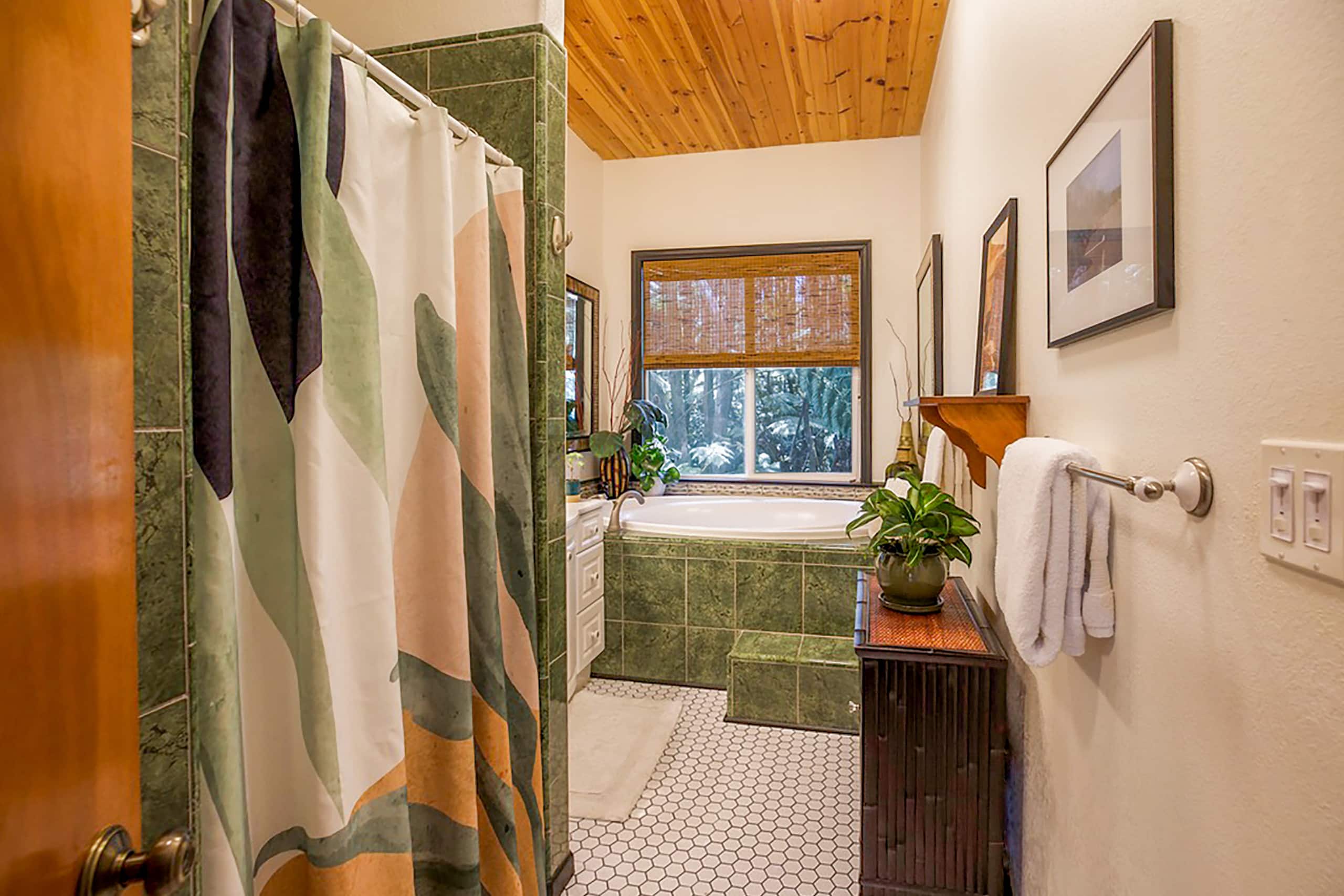 Home in Volcano · ★4.92 · 2 bedrooms · 2 beds · 1.5 baths - Image 12