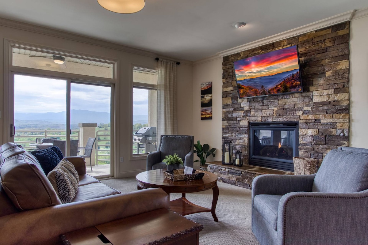 تحتوي غرفة المعيشة في لوف فيو على مقاعد مريحة ومدفأة موسمية وتلفزيون بشاشة مسطحة وإطلالات جميلة