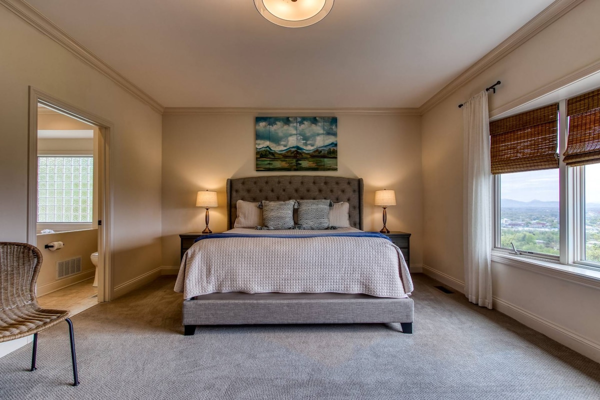 جناح رئيسي واسع بسرير بحجم كبير وإطلالة على الجبل