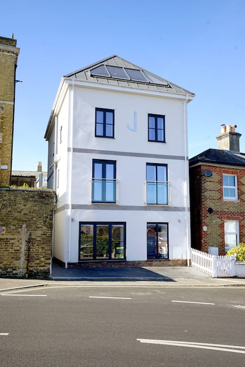 J House-Sleeps 12-4 Bath-Roof Terrace-Cowes Centre