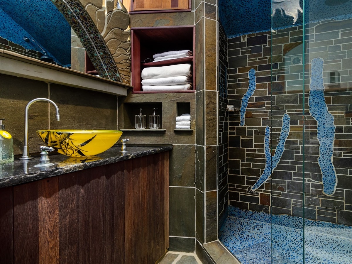 Popular Airbnb listing: Finger Lakes themed Cottage at New Park - Artistic in Ithaca