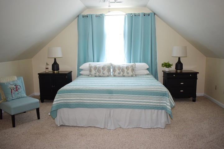 მესამე სართულზე მდებარე ფართო მთავარი საძინებელი, სადაც 183×224 სმ ზომის საწოლია.