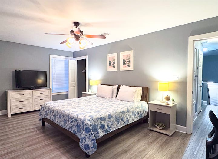 שפע של מקום בחדר השינה הראשי (חדר שינה 6). טלוויזיה עם מסך גדול, אמבטיה צמודה וגישה למרפסת הם דברים שהאורחים שלנו אוהבים!