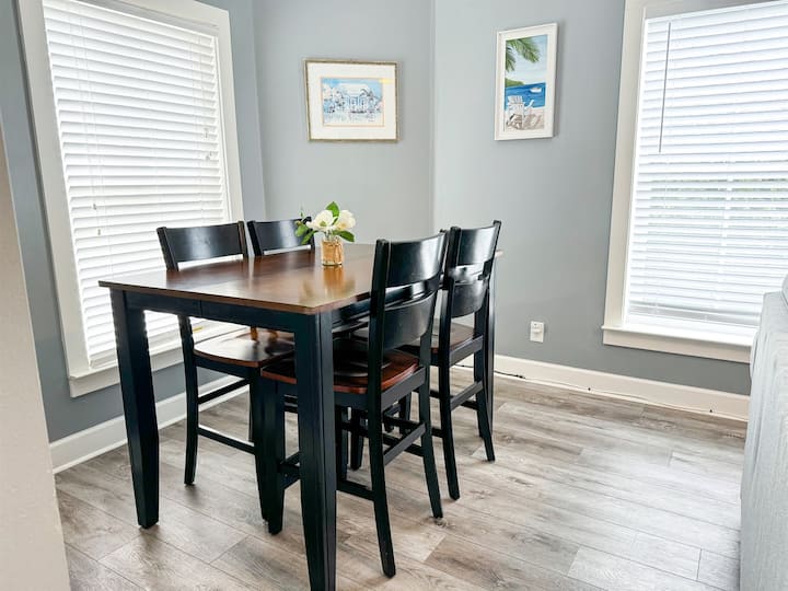 שולחן פאב מקל על משחקי הקלפים ומשחקי הלוח