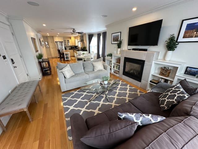 Bright and Open 2 Bed 1 Bath Apt. off Broadway