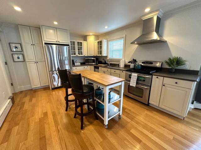 Bright and Open 2 Bed 1 Bath Apt. off Broadway gallery image 3