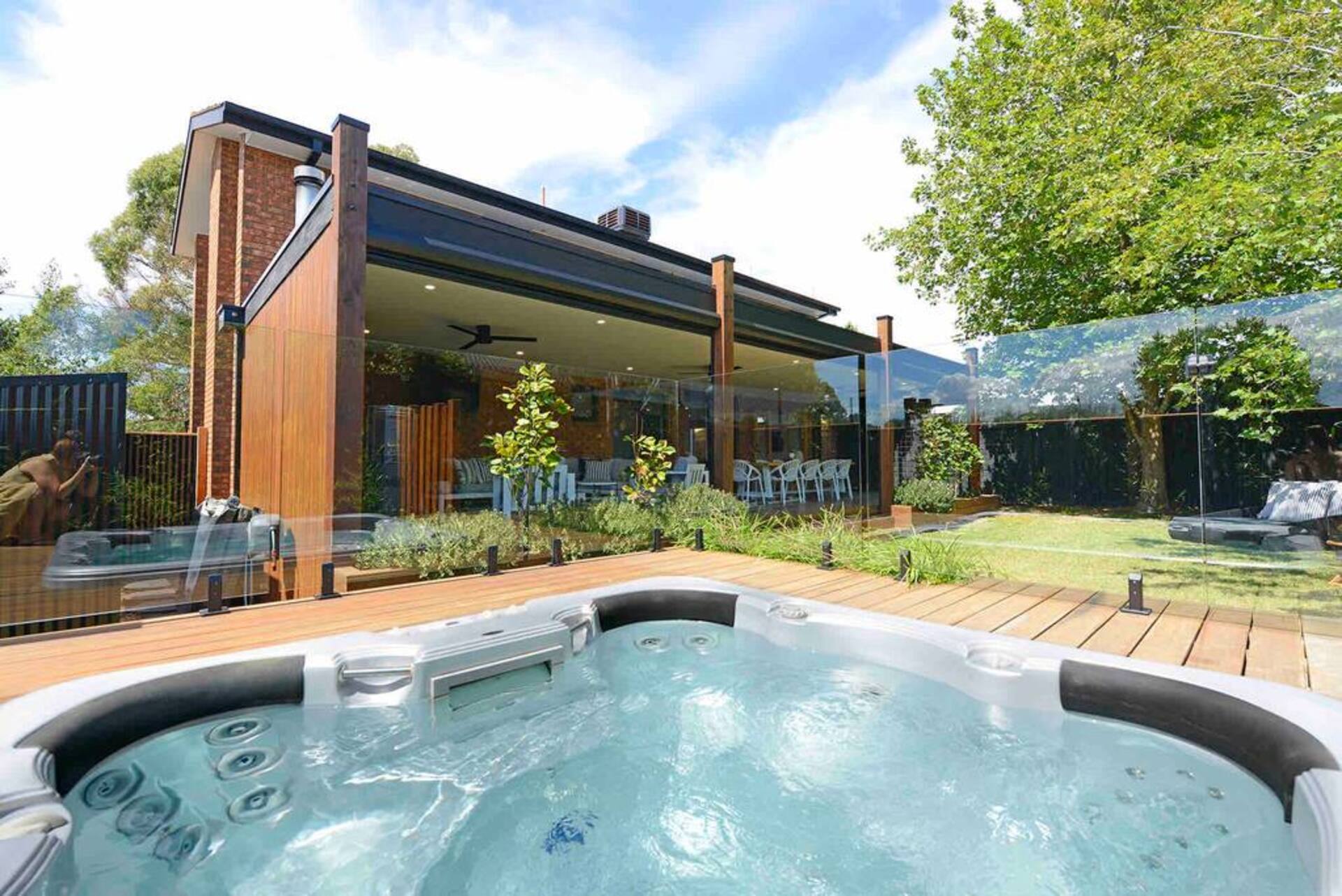 Nirvana Retreat - 5 bedrooms, spa and fireplace
