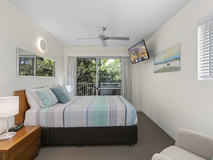 Dhomë gjumi kryesore me banjën ngjitur dhe ballkon