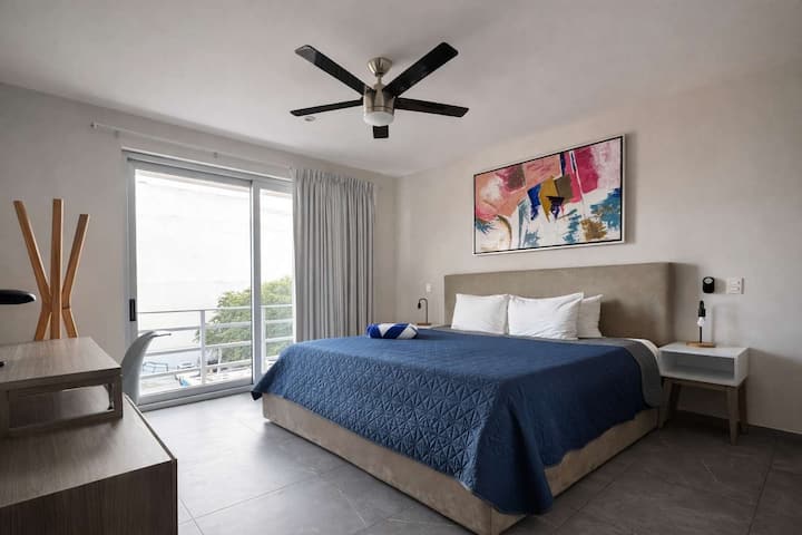 Relájate en la cómoda habitación.