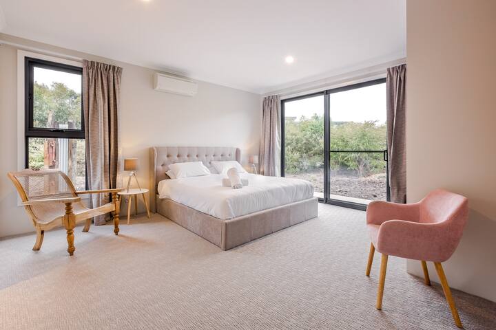 Bonnie & Piper—Lakeside & Wine Country Living gallery image 3