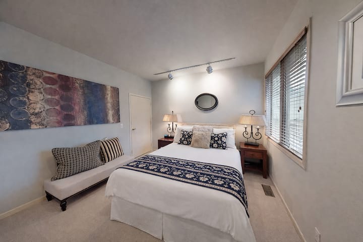 Pumzika katika chumba hiki cha kulala tulivu, chenye kitanda aina ya queen, kilicho na kitanda cha kifahari, mapambo ya kifahari na mazingira tulivu yanayofaa kwa ajili ya kupumzika baada ya siku ya uchunguzi.