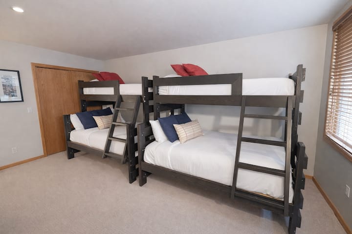 Vitanda vya ghorofa vya kisasa, maridadi vilivyojengwa kwa ajili ya watoto na watu wazima, vinavyotoa malazi ya starehe, yanayofaa kwa kundi lolote.