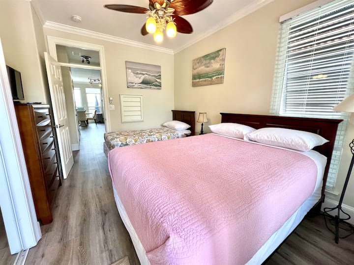 La 2e chambre avec lits jumeaux et lits queen est également lumineuse