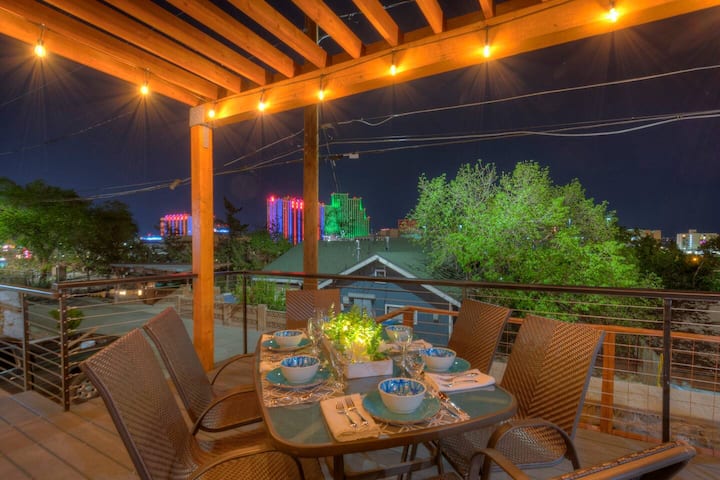 Great View! Unr~sleeps 12~deck~reno~minerva House~ Near Downtown~family Fun - Reno, NV