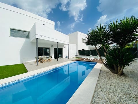 Casa Coco stylish beach house with pool&Sundeck