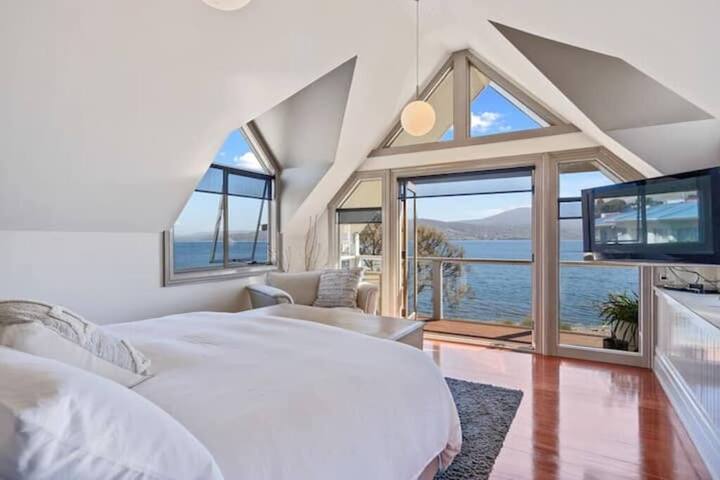 “Casa Con Vista” Luxury Waterfront Home Sleeps 10 gallery image 4