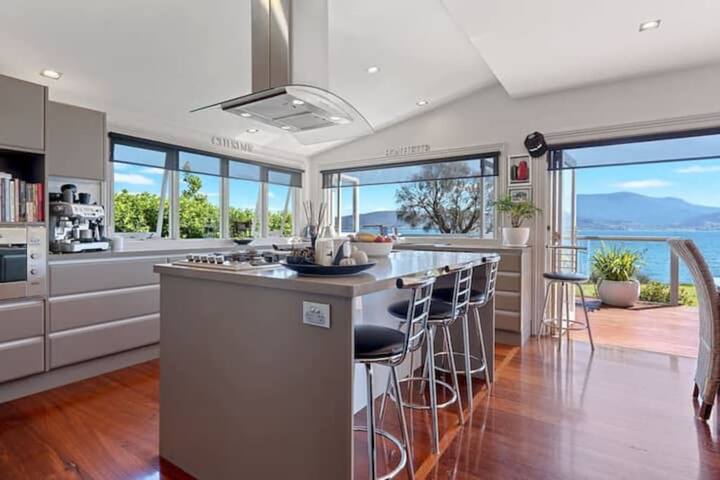 “Casa Con Vista” Luxury Waterfront Home Sleeps 10 gallery image 5