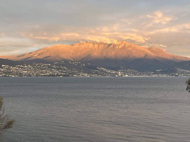 “Casa Con Vista” Luxury Waterfront Home Sleeps 10 gallery image 2