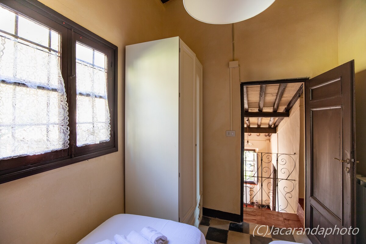 spavaća soba 4 s krevetima za jednu osobu i ulaznim vratima sa stepenica