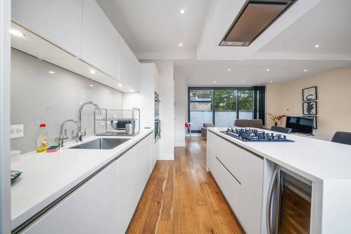 3 Bedroom Duplex Penthouse in Camden gallery image 2