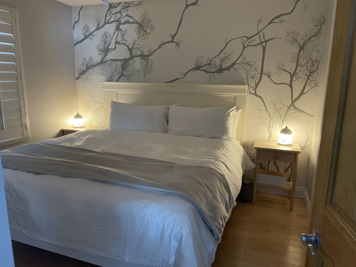 ห้องนอนคิงไซส์ชั้นหลักที่เข้าถึงได้ง่ายเพื่อความสะดวก 