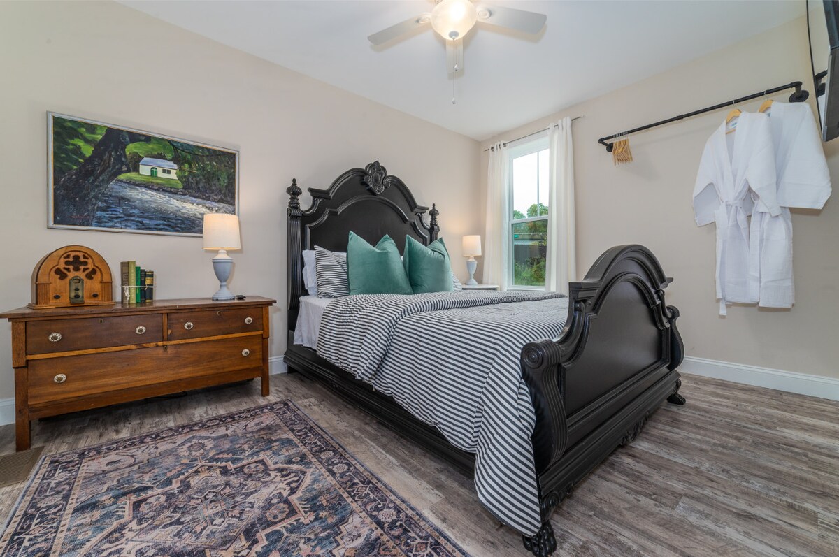 Отпуснете се в тази добре осветена спалня с двойно легло и удобни странични масички.