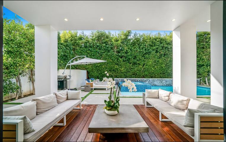 Luxurious Retreat – Modern House+Pool 4 bed/5 Bath gallery image 3