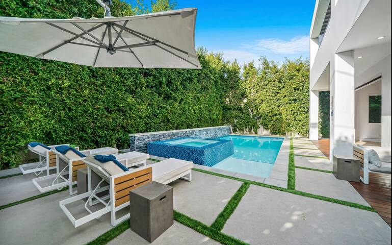 Luxurious Retreat – Modern House+Pool 4 bed/5 Bath gallery image 4