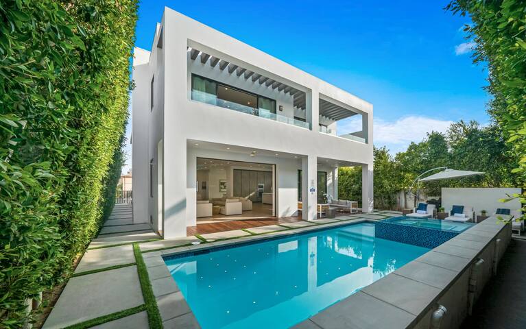 Luxurious Retreat – Modern House+Pool 4 bed/5 Bath gallery image 2