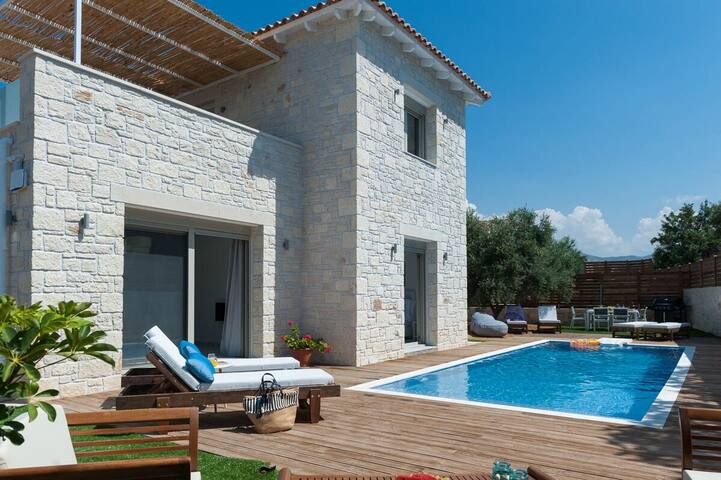 Villa Prima – With Private Heated Pool