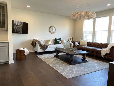 New Luxury 3 BEDR, Gourmet Kitchen, Sought After