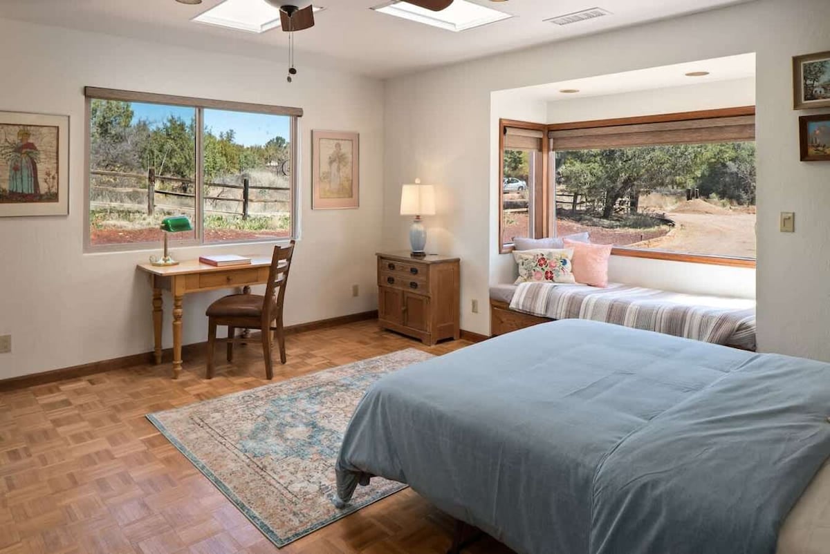 Segundo dormitorio con vistas perfectas al patio delantero.