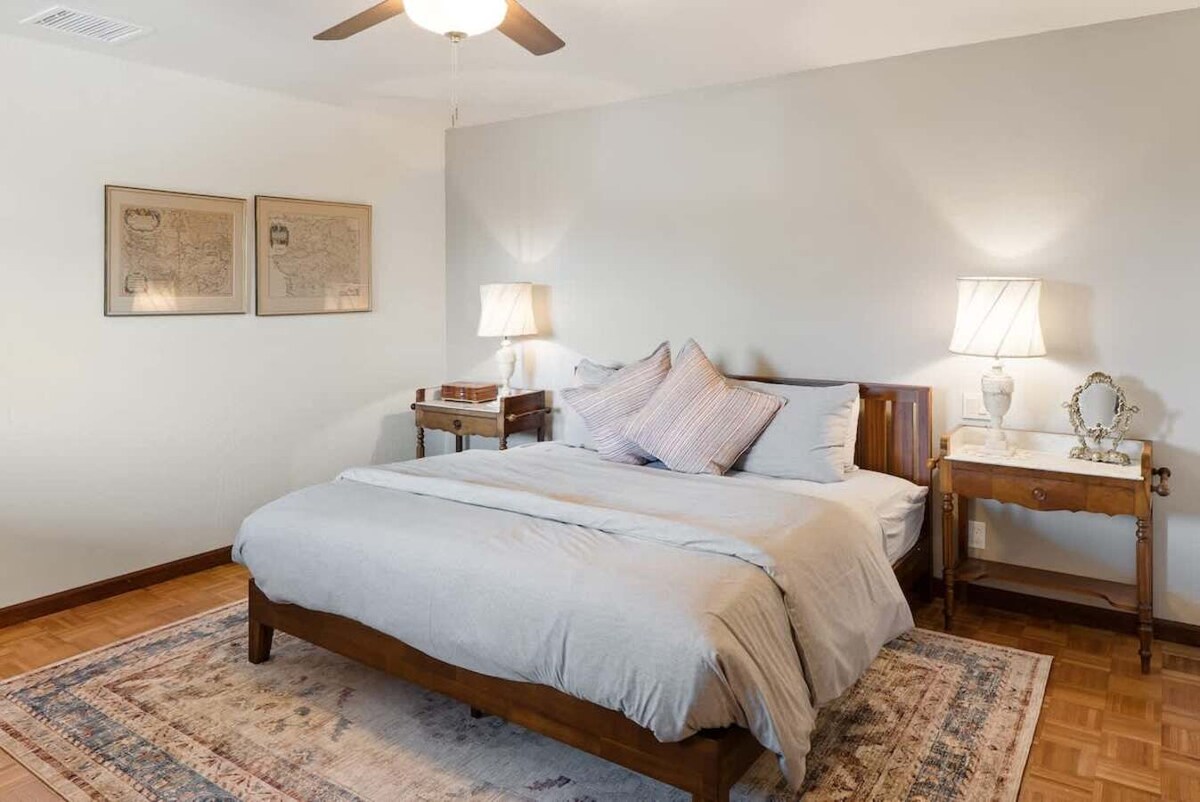 Dormitorio principal en la planta superior y cama tamaño king con baño completo privado. 