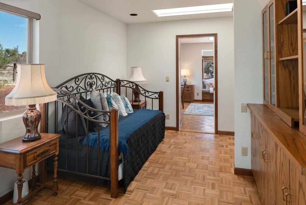 Tercer dormitorio con un juego de cama nido.