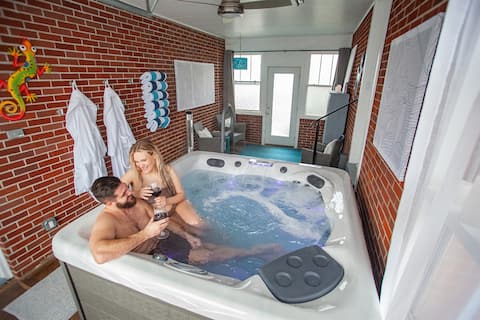 In/Outdoor HotTub - Fenced Yard - Rec Room - Games