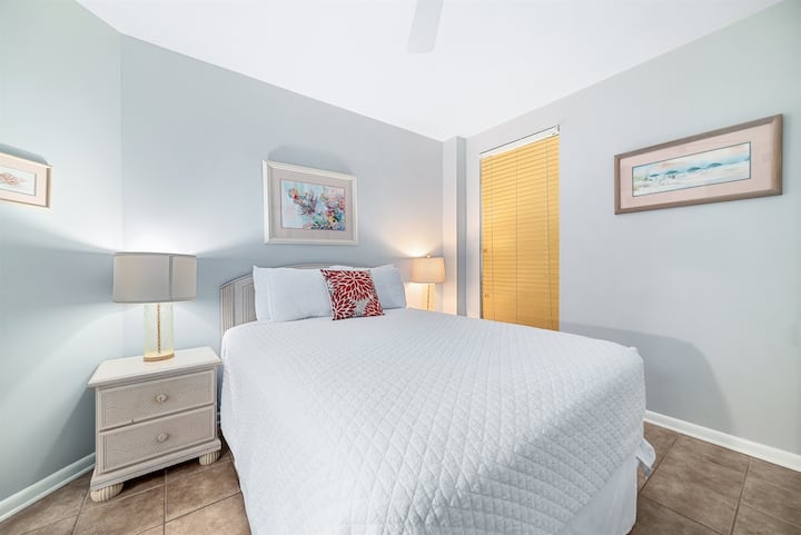Relájate en este luminoso y espacioso dormitorio de invitados, con una cómoda cama tamaño queen y sutiles detalles costeros.
