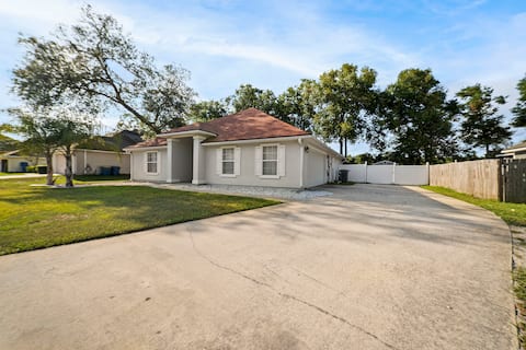 ~Clear Skies_Sleeps 7_Spacious Home by Airport~