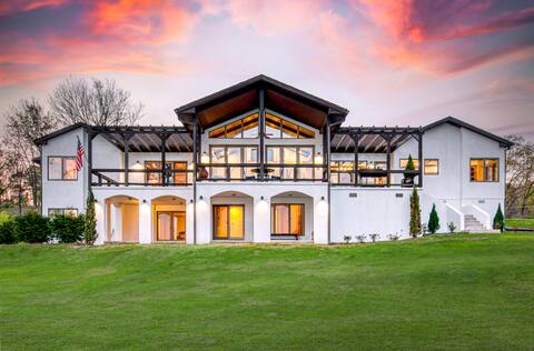 Lakefront Mansion! Enjoy Ping Pong, BBQ & Sunsets!