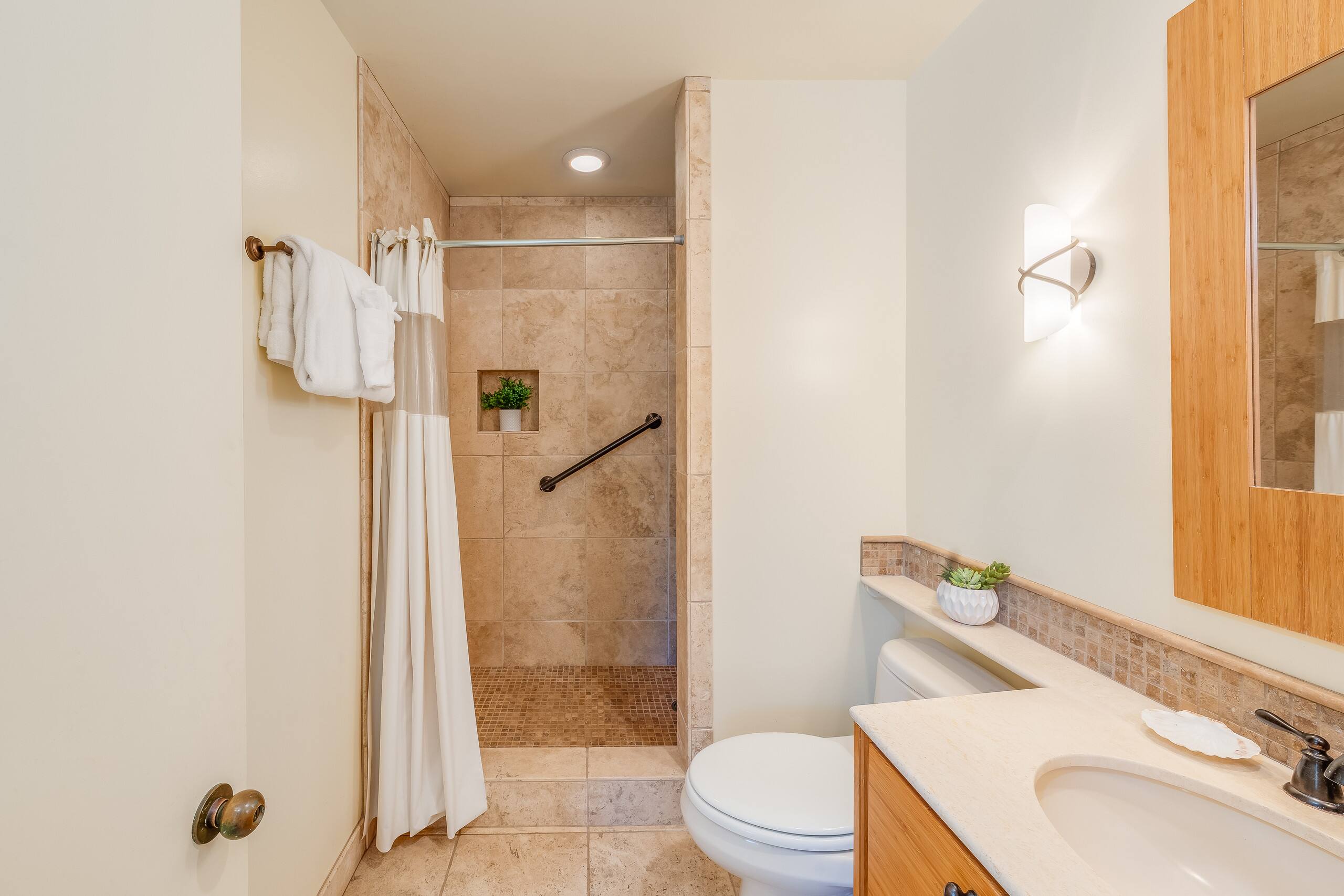 Condo in Kihei · ★4.9 · 1 bedroom · 2 beds · 2 baths - Image 19
