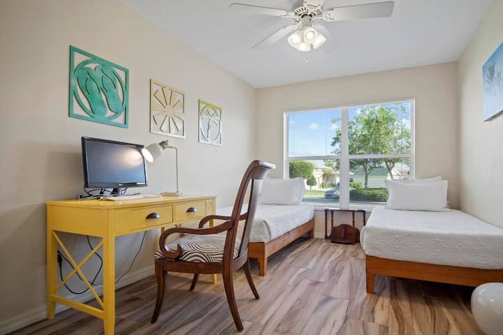 Dhoma e tretë e gjumit me dy krevate dyshe dhe hapësirë pune (pa dollap, vetëm dollap i vogël)