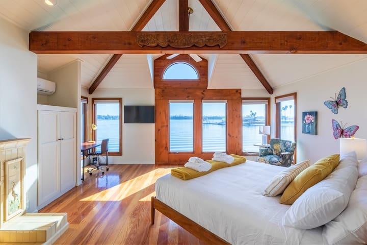 Waterfront Views – Bayside Breeze