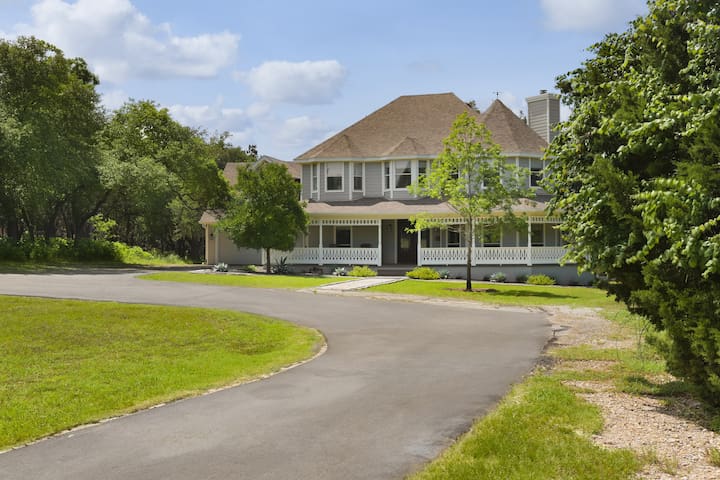 Hill Country Escape | Pool, Hot Tub & Sleeps 25 gallery image 3