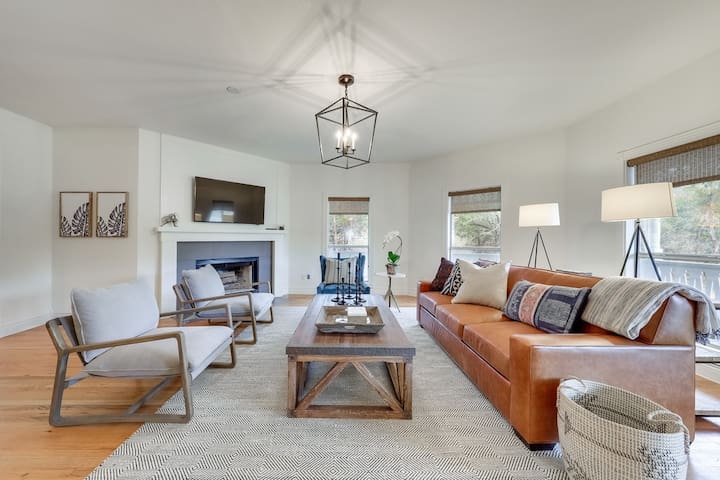 Hill Country Escape | Pool, Hot Tub & Sleeps 25 gallery image 4